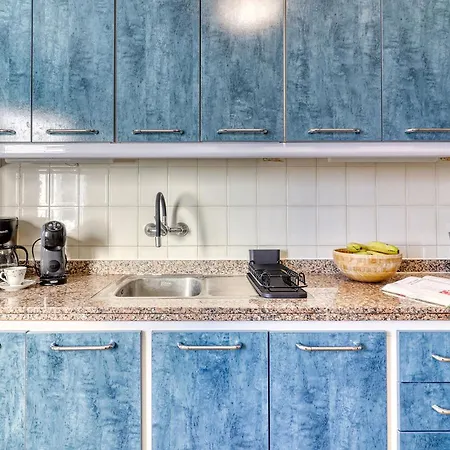 Cozy Retreat With Ocean Views, Private Terrace & Ensuite *