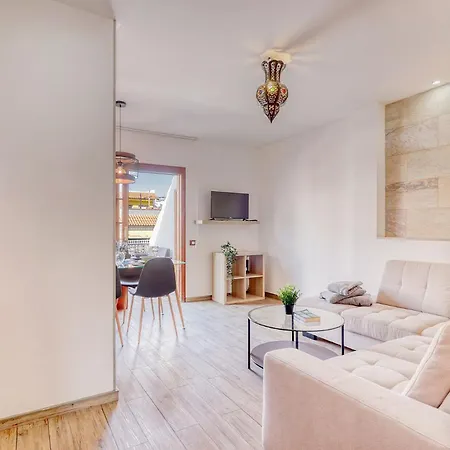 Cozy Retreat With Ocean Views, Private Terrace & Ensuite Apartament