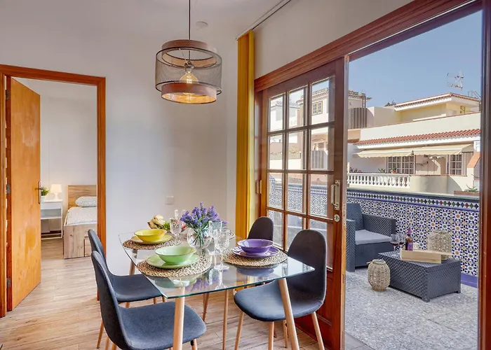 Cozy Retreat With Ocean Views, Private Terrace & Ensuite ロス・レアレホス