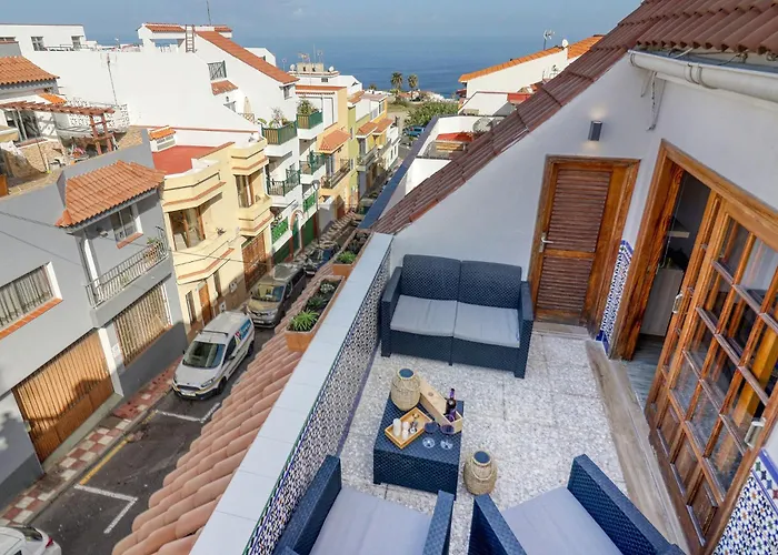 Cozy Retreat With Ocean Views, Private Terrace & Ensuite *