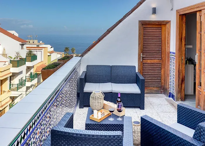 Cozy Retreat With Ocean Views, Private Terrace & Ensuite